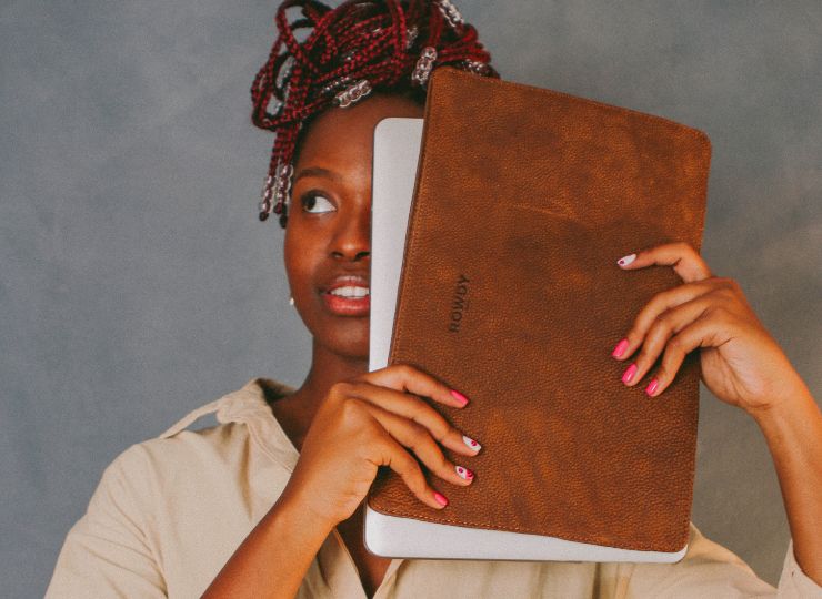 Wir stellen den Notebook Sleeve vor: Eine elegante Lederhülle für deine modernen Arbeitsutensilien