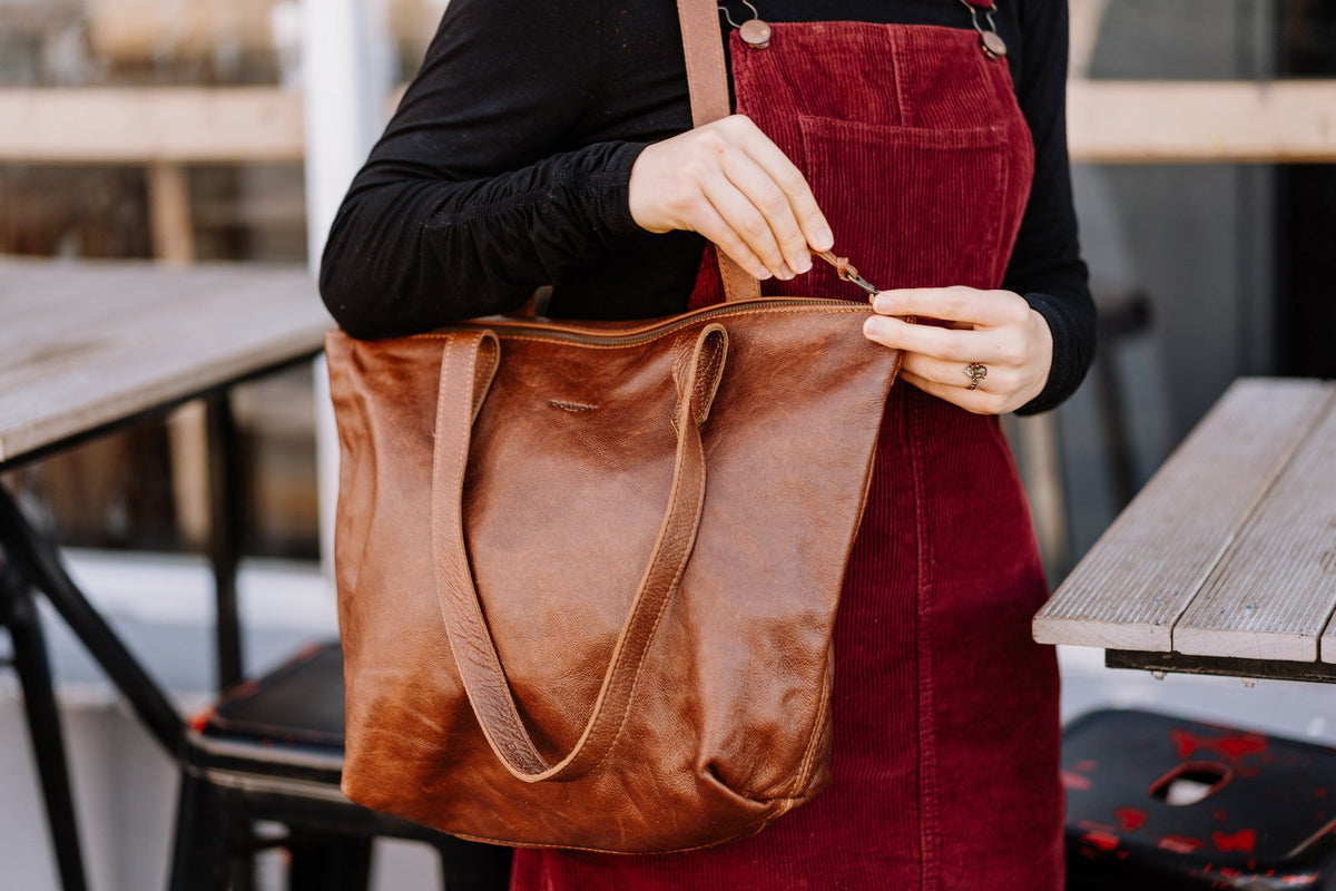 Cedar Tasche an junger Frau