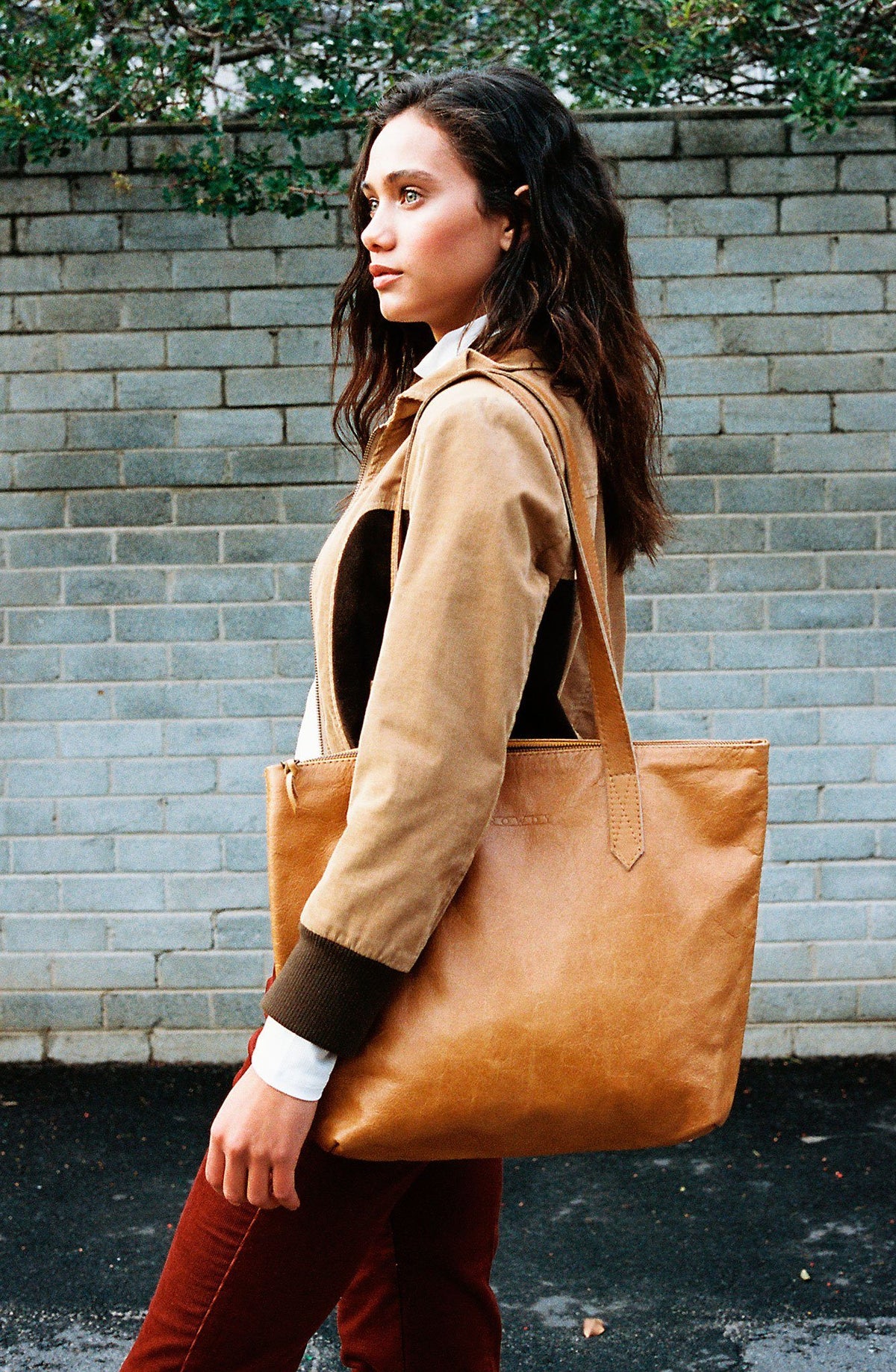 Frau mit Crossbody Amber an Arm