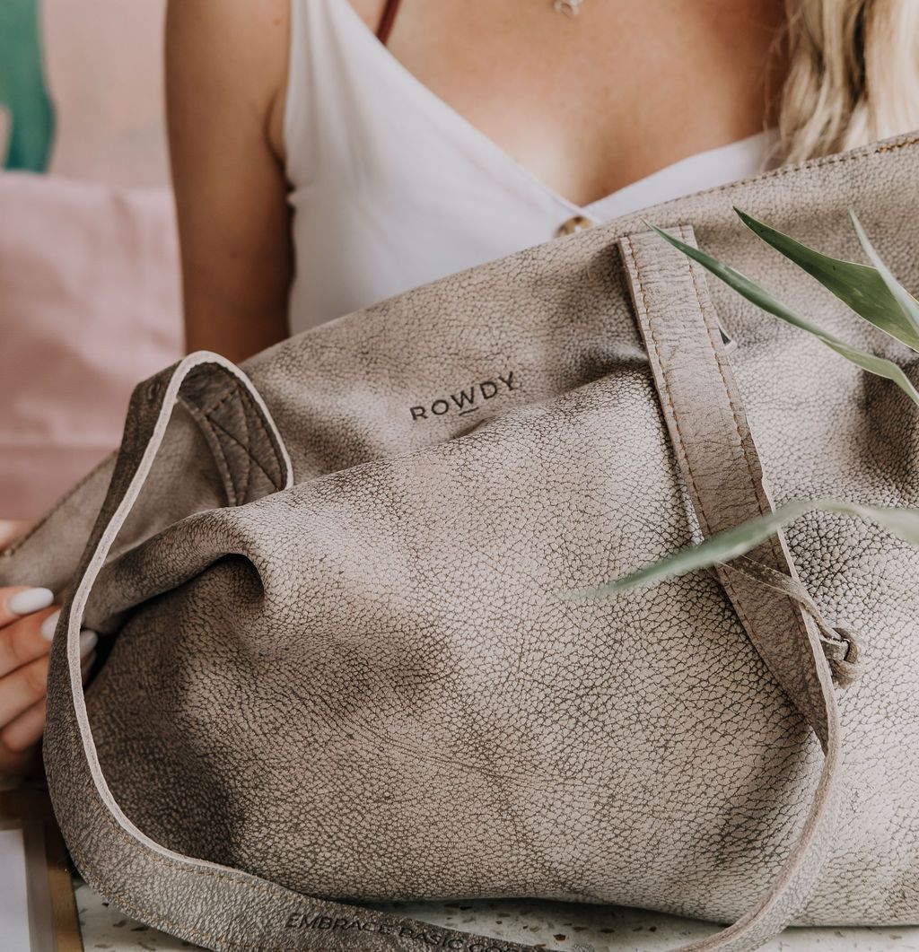 Tote Crossbody Boulder Lifestyle Bild vor Frau