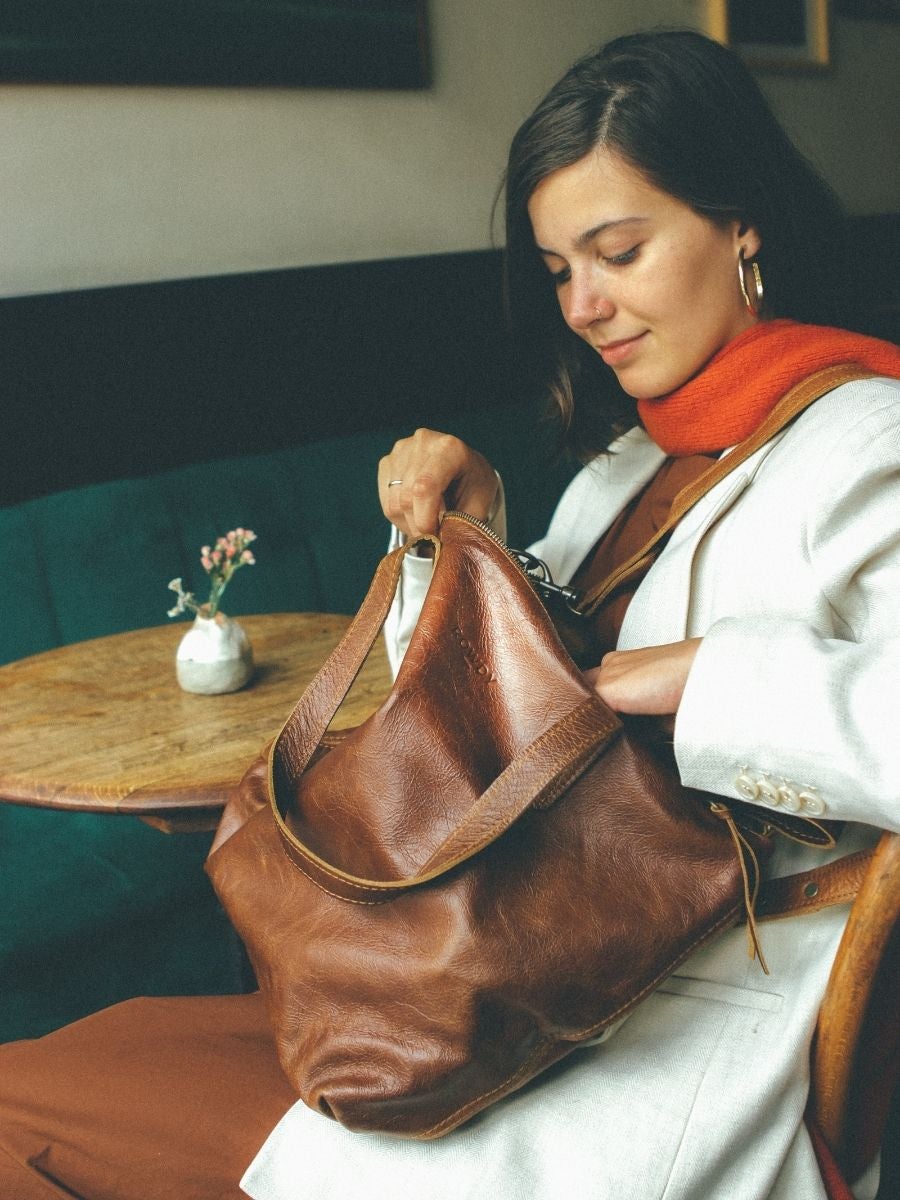 Lifestyle Bild Frau in Restaurant mit Cedar Tasche