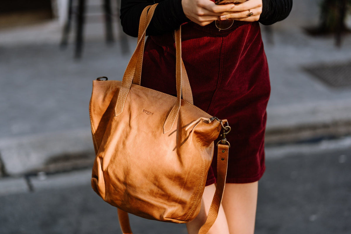 Crossbody Amber Closeup